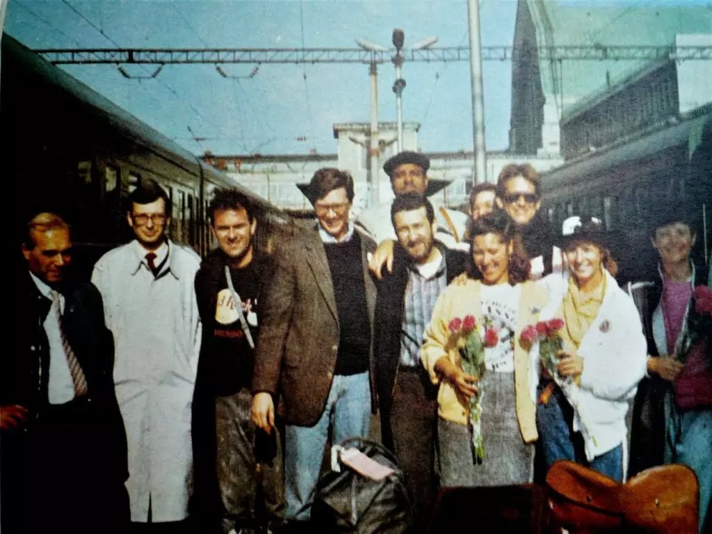 Зустріч американських художників на вокзалі в Київі. У центрі Алекс Гриценко (Глобал Концепт) та Сергій Святченко (Совиарт)